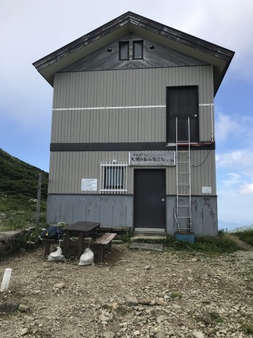 大朝日岳山頂避難小屋